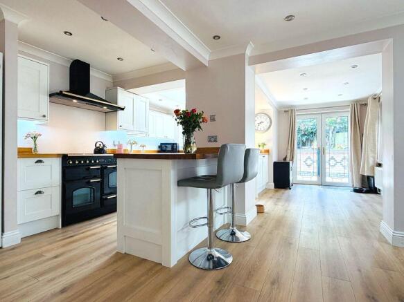 5 bed Semi-Detached for sale Image 5