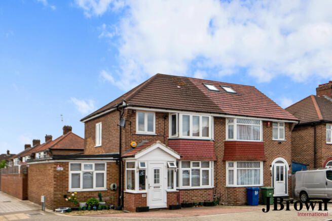 5-bed semi-detached on Broomgrove Gardens, Edgware, Greater London, HA8 5RH, £700,000