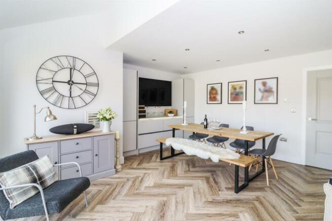 OPEN PLAN LIVING KITCHEN FAMILY ROOM