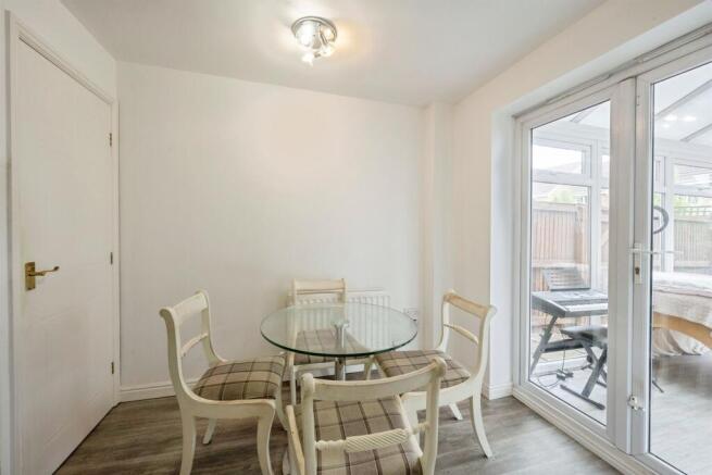3 bed Town House for sale Image 9