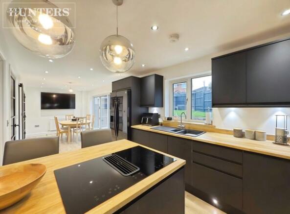 5 bed Detached for sale Image 4
