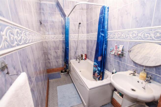 FIRST FLOOR BATHROOM
