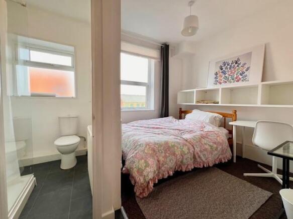 4 bed House to rent Image 6