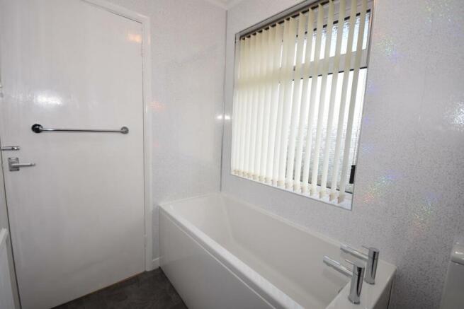 BATHROOM 02.JPG