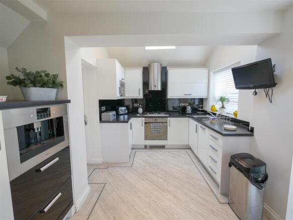 Kitchen/ Breakfast Room