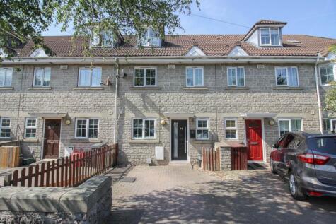 Hill Road**Beautifully Presented**Superb Location**4 Bedrooms**En-Suite Shower**Chain free / no chain**