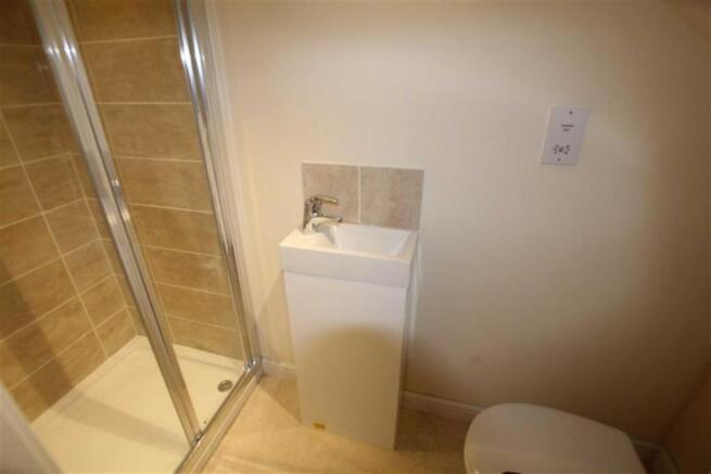 EN-SUITE SHOWER ROOM