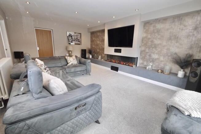 5 bed Detached for sale Image 4