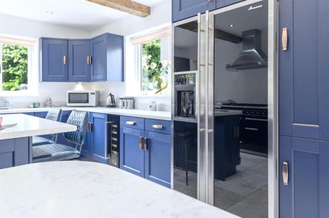 5 bed Detached for sale Image 10