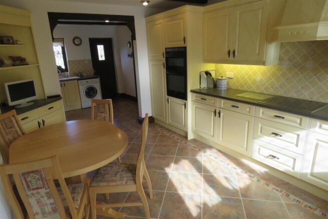 Kitchen 2.JPG