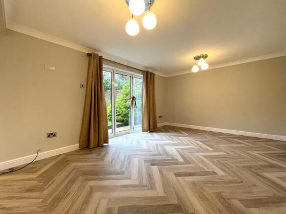 4 bed Detached to rent Image 5