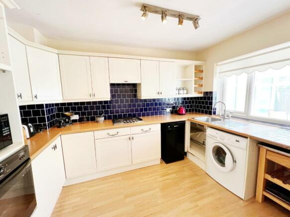 Kitchen pic 1.jpg