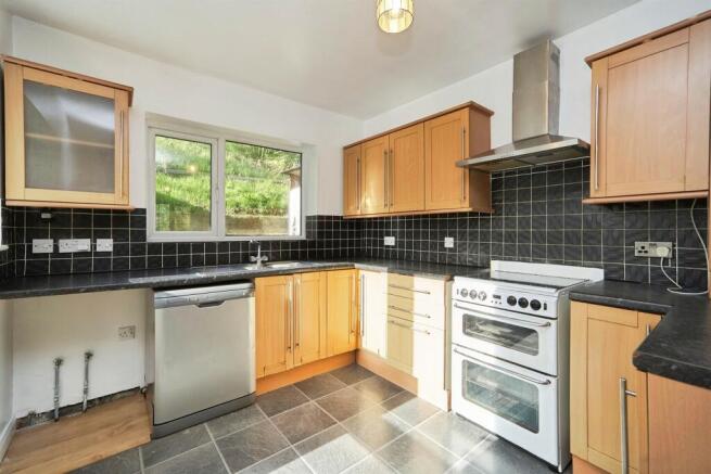 Aireville Crescent, Bradford photo 4