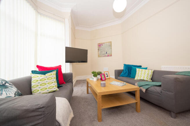 8 bed End of Terrace to rent Image 5