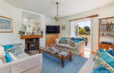 BEAUTIFUL THATCHED COTTAGE - Beatrice Avenue, East Cowes