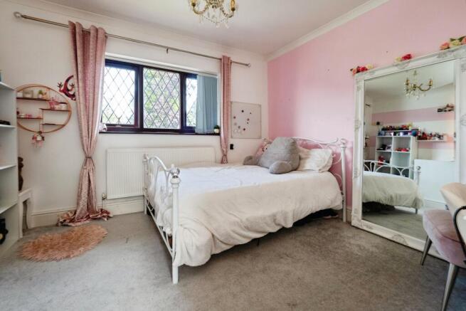 5 bed Detached for sale Image 11