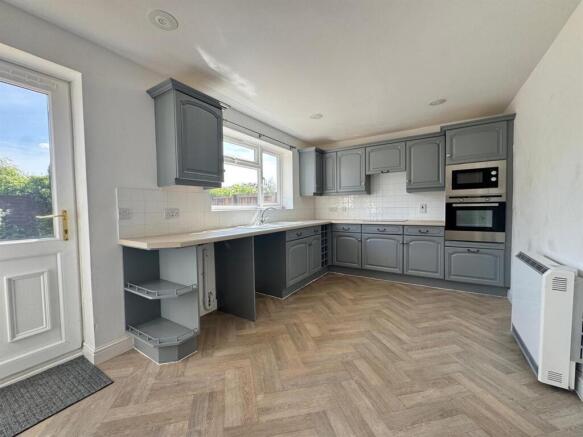 4 bed Detached to rent Image 4