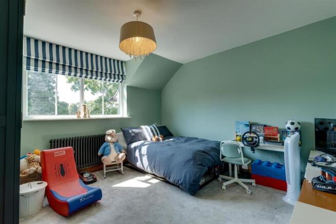 5 bed Detached for sale Image 11