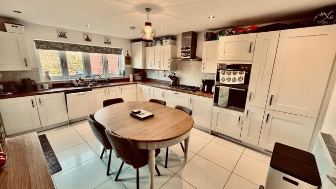 Fully Fitted Kitchen 