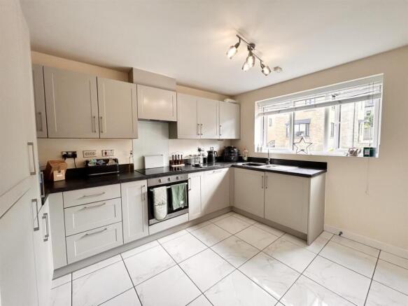 Kitchen 2.jpg
