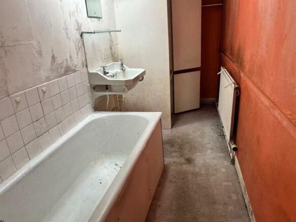 Bathroom 2.jpg