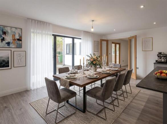5 bed Detached for sale Image 11