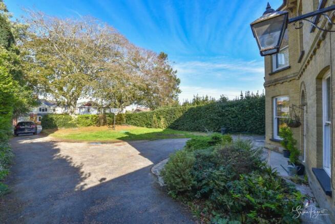 Front Garden & Drive