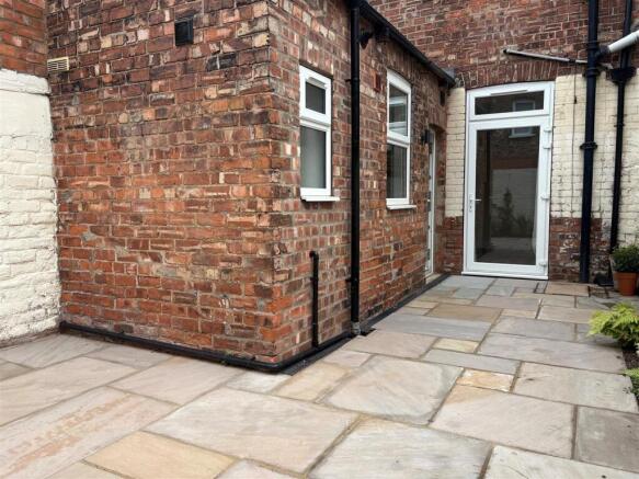 2 bed Terraced to rent Image 11