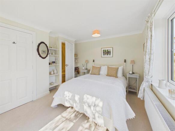 5 bed Detached for sale Image 12