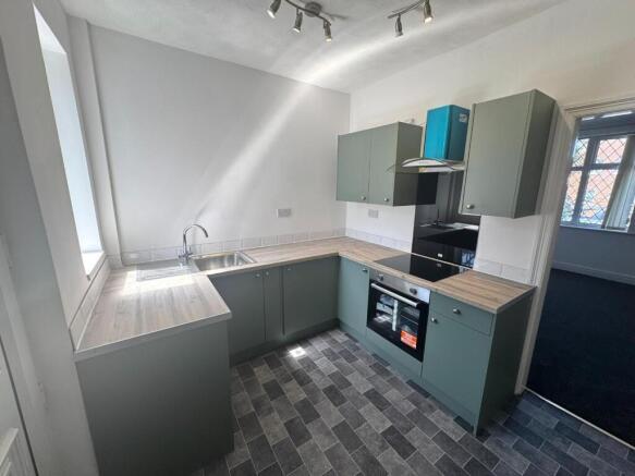 2 bed Terraced to rent Image 4