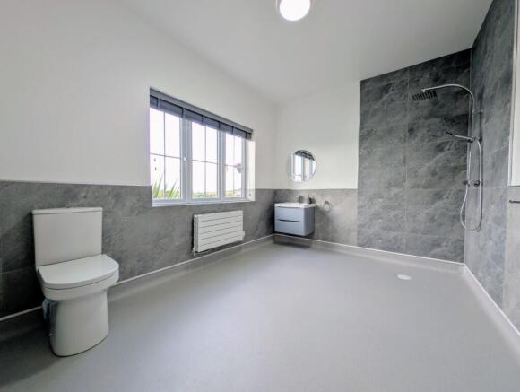 5 bed Detached for sale Image 10