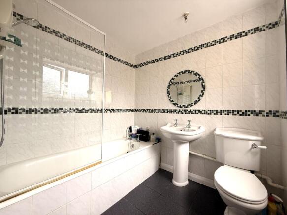 3 bed House to rent Image 8