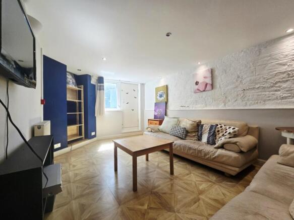 6 bed Terraced to rent Image 2