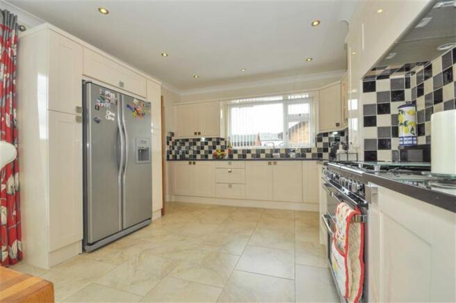 KITCHEN / BREAKFAST 
