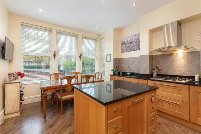 21a Queens Road - Kitchen (2).jpg