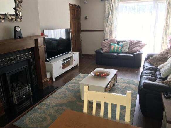 LOUNGE/ DINING ROOM