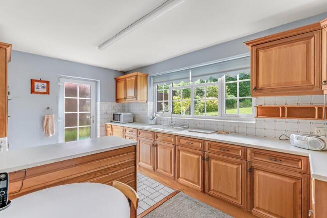 4 bed Bungalow for sale Image 5