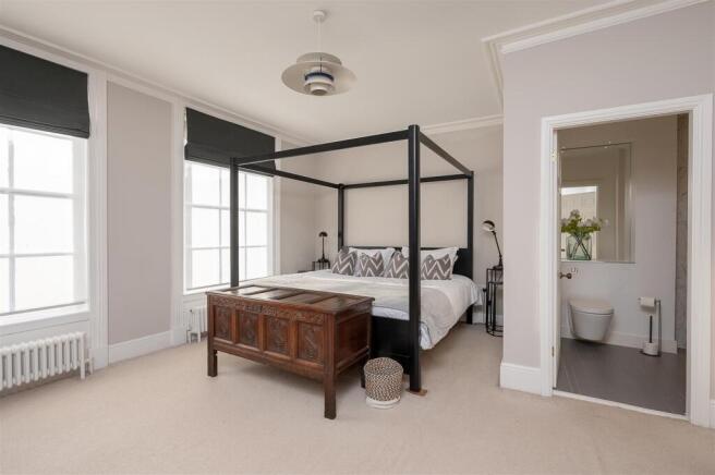 4 bed Town House for sale Image 7