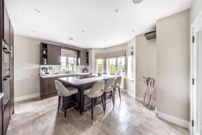 2 Noosa Lodge, The Gallops, Esher KT10 8BN