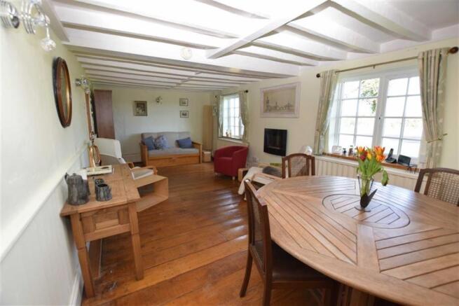 LOUNGE/DINING ROOM