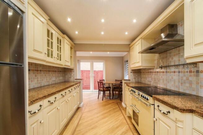 4 bed Detached for sale Image 9
