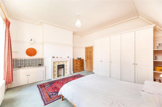 5 bed Detached for sale Image 7