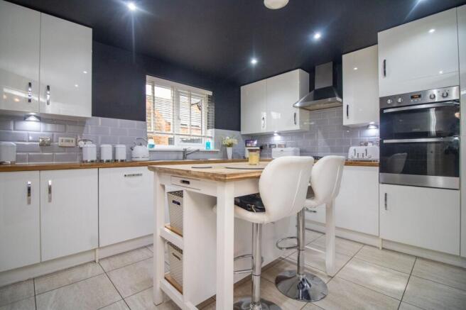 KITCHEN/BREAKFAST ROOM