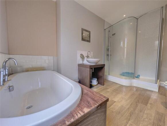 4 bed Terraced to rent Image 6