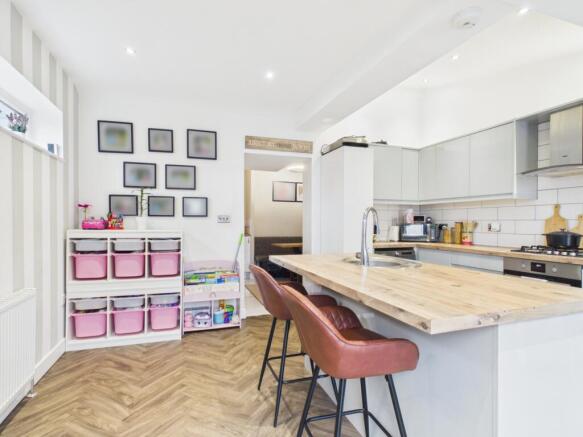 3 bed Semi-Detached for sale Image 10