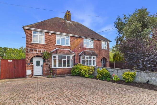 3-bed semi-detached on Rowhedge Road, Colchester, £320,000
