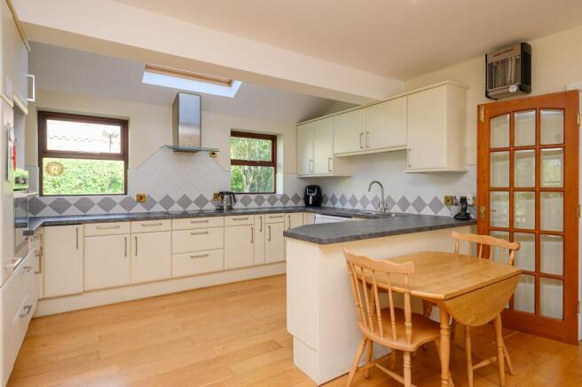 5 bed Detached for sale Image 8