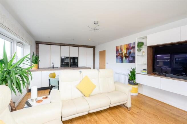 2 bed Apartment to rent Image 6