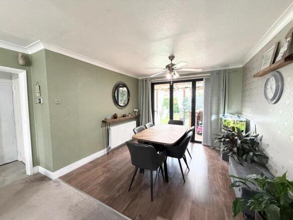 4 bed Semi-Detached for sale Image 4