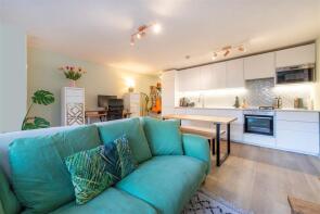 71, Sturmer Way, London N7 9TB